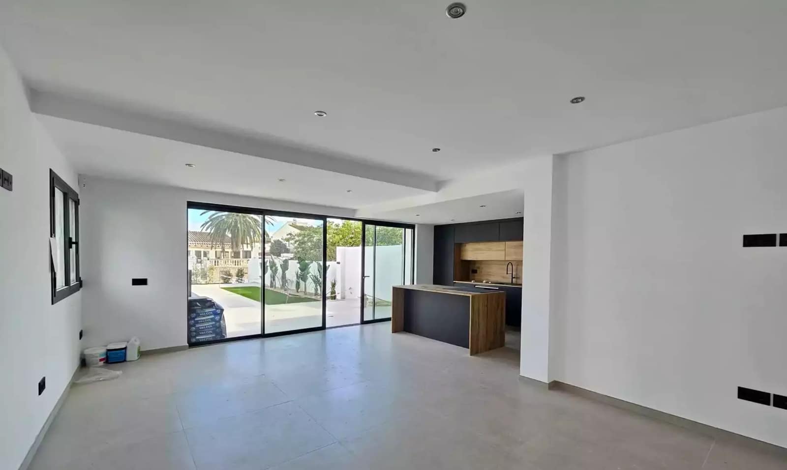 3 soveværelse Villa til salg i Empuriabrava med swimmingpool garage - € 1.199.000 (Ref: 9861722)