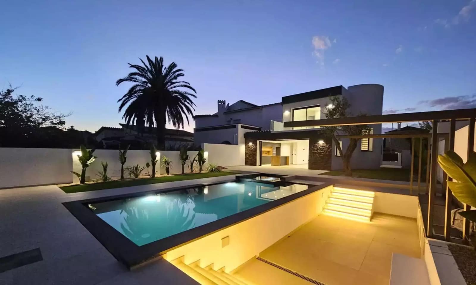 3 soveværelse Villa til salg i Empuriabrava med swimmingpool garage - € 1.199.000 (Ref: 9861722)