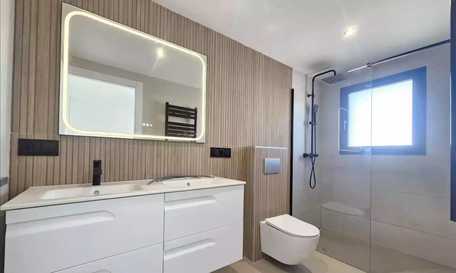3 soveværelse Villa til salg i Empuriabrava med swimmingpool garage - € 1.199.000 (Ref: 9861722)