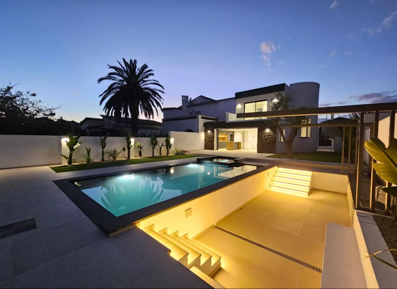 3 soveværelse Villa til salg i Empuriabrava med swimmingpool garage - € 1.199.000 (Ref: 9861722)