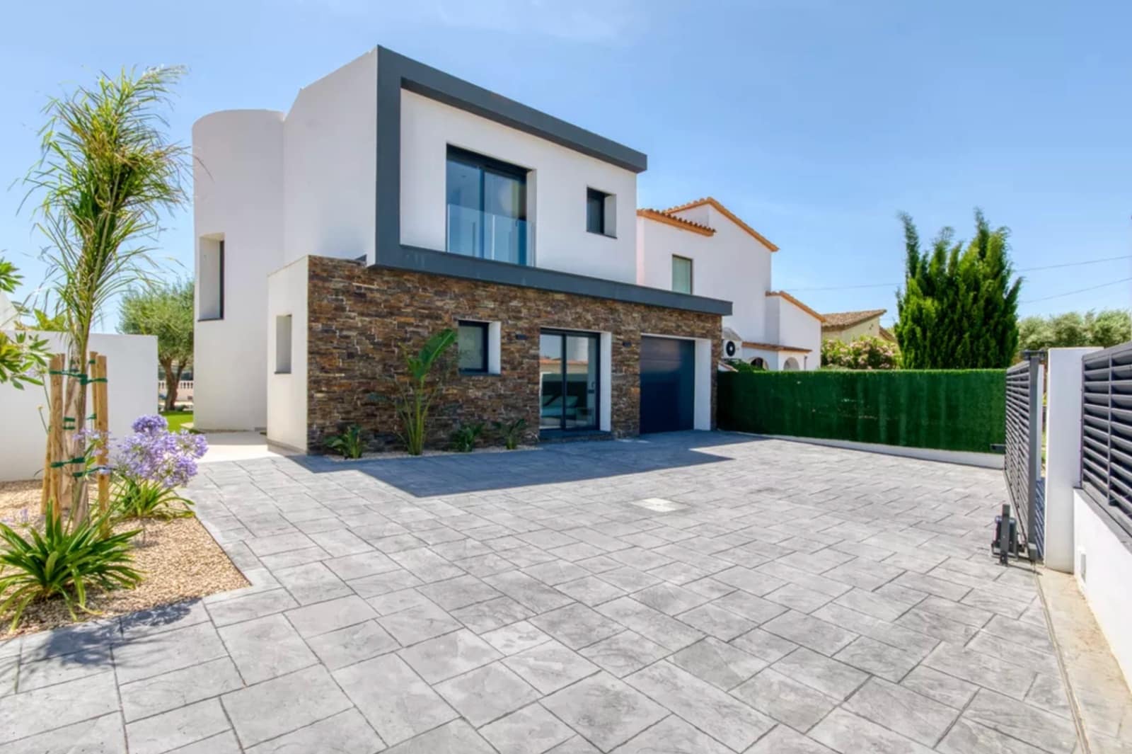 3 soveværelse Villa til salg i Empuriabrava med swimmingpool garage - € 1.199.000 (Ref: 9861722)