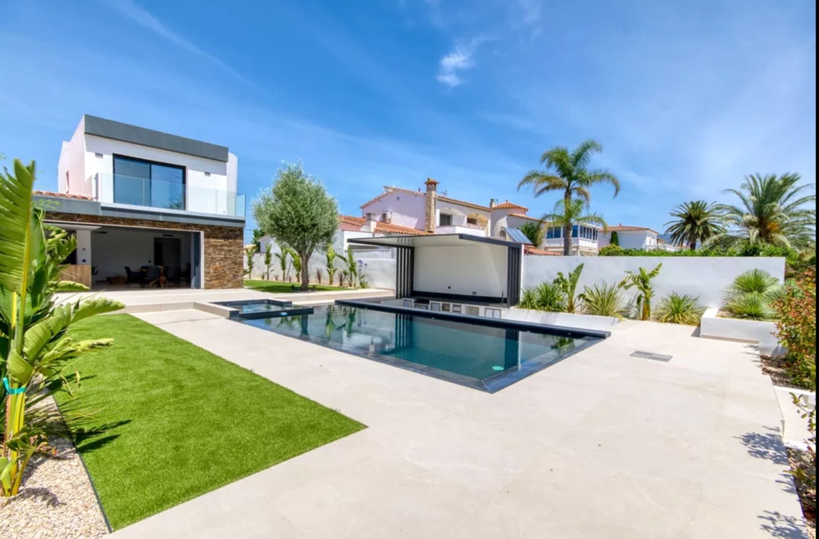 3 soveværelse Villa til salg i Empuriabrava med swimmingpool garage - € 1.199.000 (Ref: 9861722)