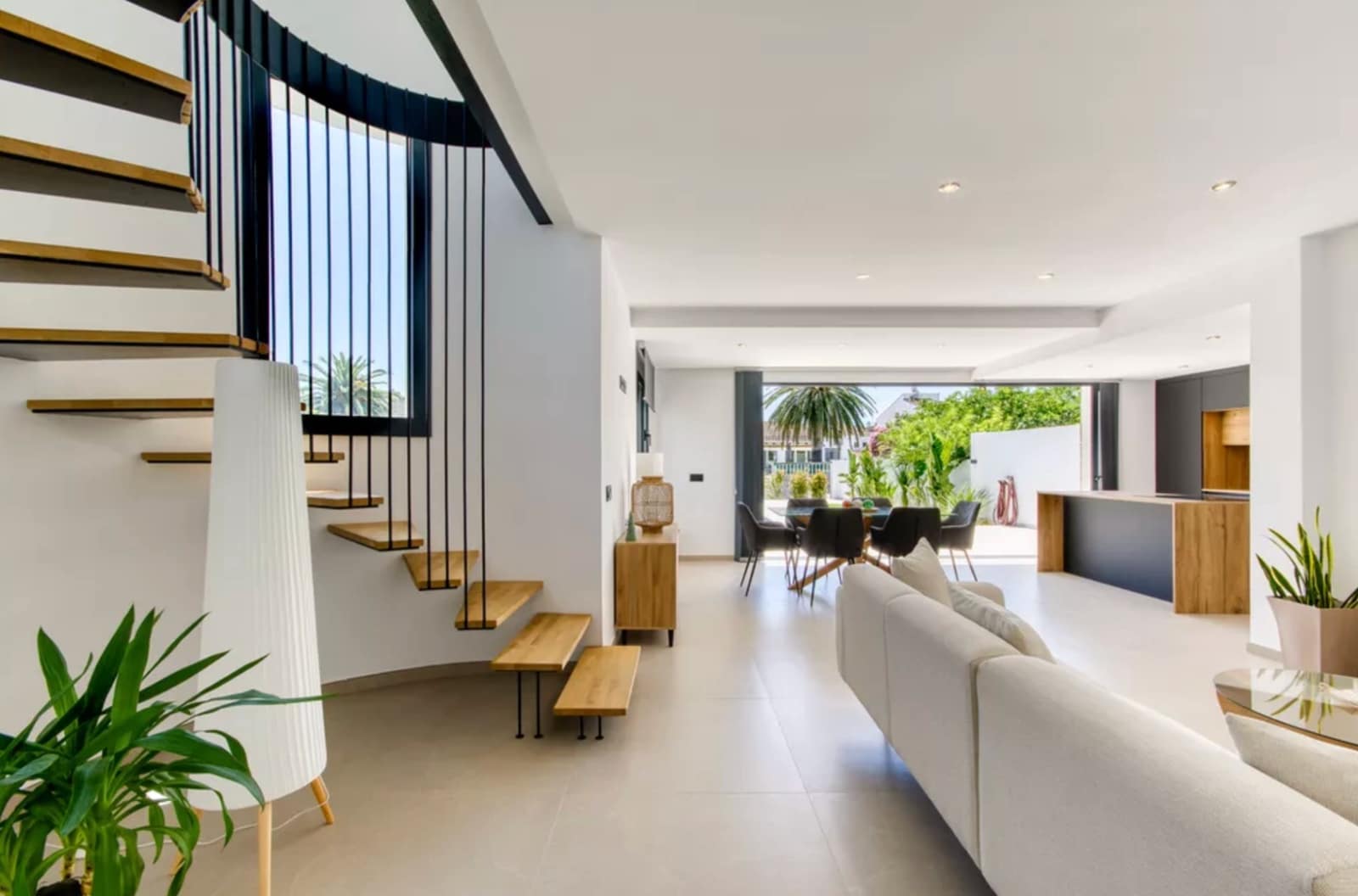 3 soveværelse Villa til salg i Empuriabrava med swimmingpool garage - € 1.199.000 (Ref: 9861722)
