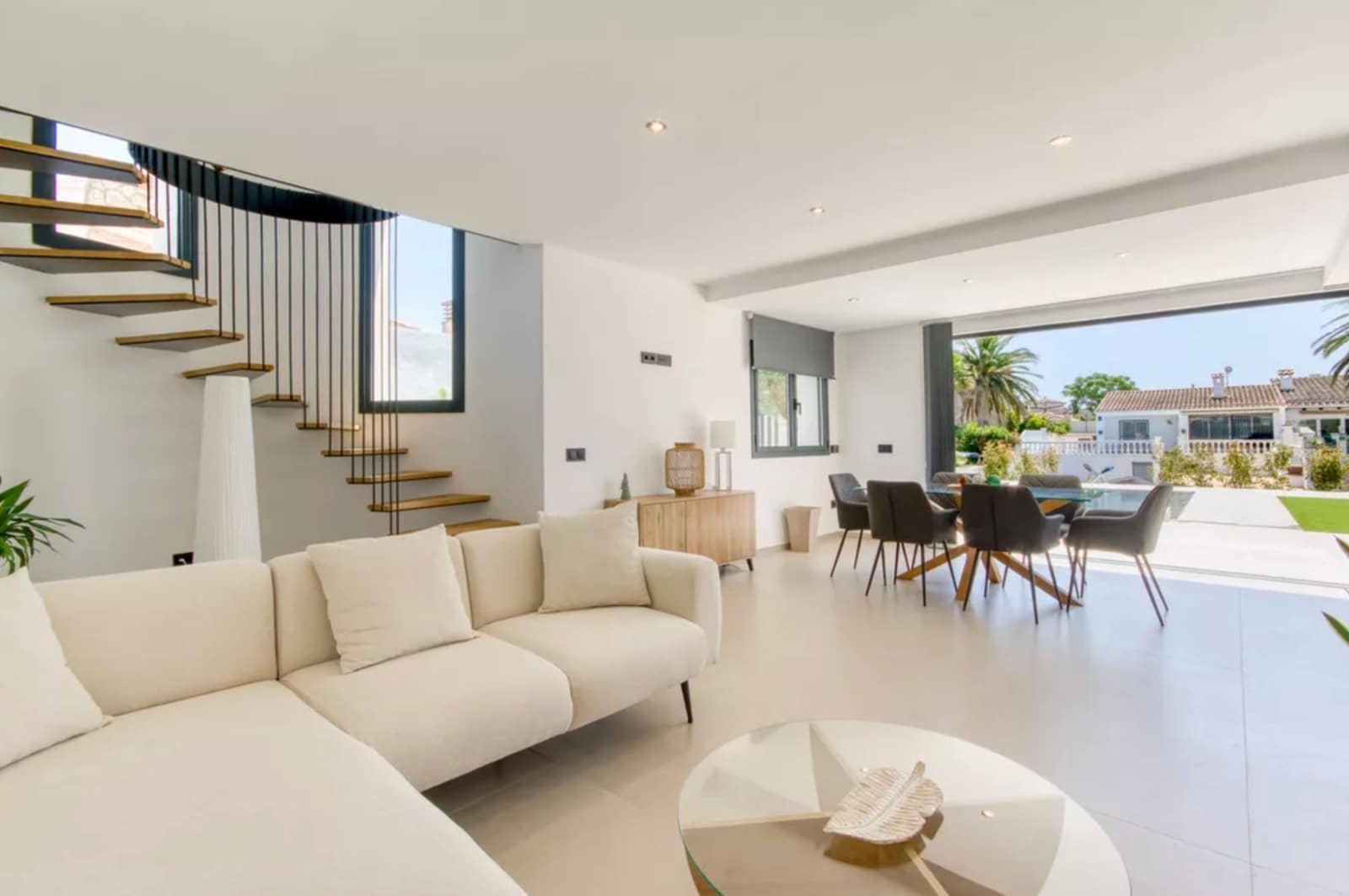 3 soveværelse Villa til salg i Empuriabrava med swimmingpool garage - € 1.199.000 (Ref: 9861722)