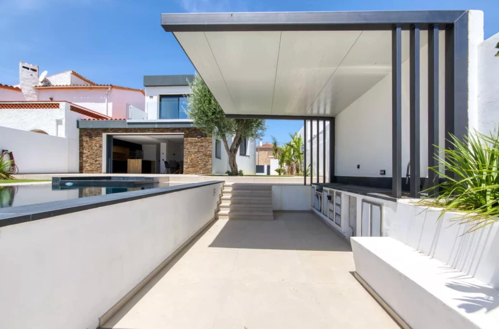3 soveværelse Villa til salg i Empuriabrava med swimmingpool garage - € 1.199.000 (Ref: 9861722)