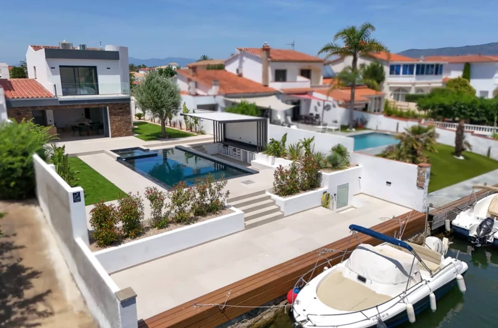 3 soveværelse Villa til salg i Empuriabrava med swimmingpool garage - € 1.199.000 (Ref: 9861722)