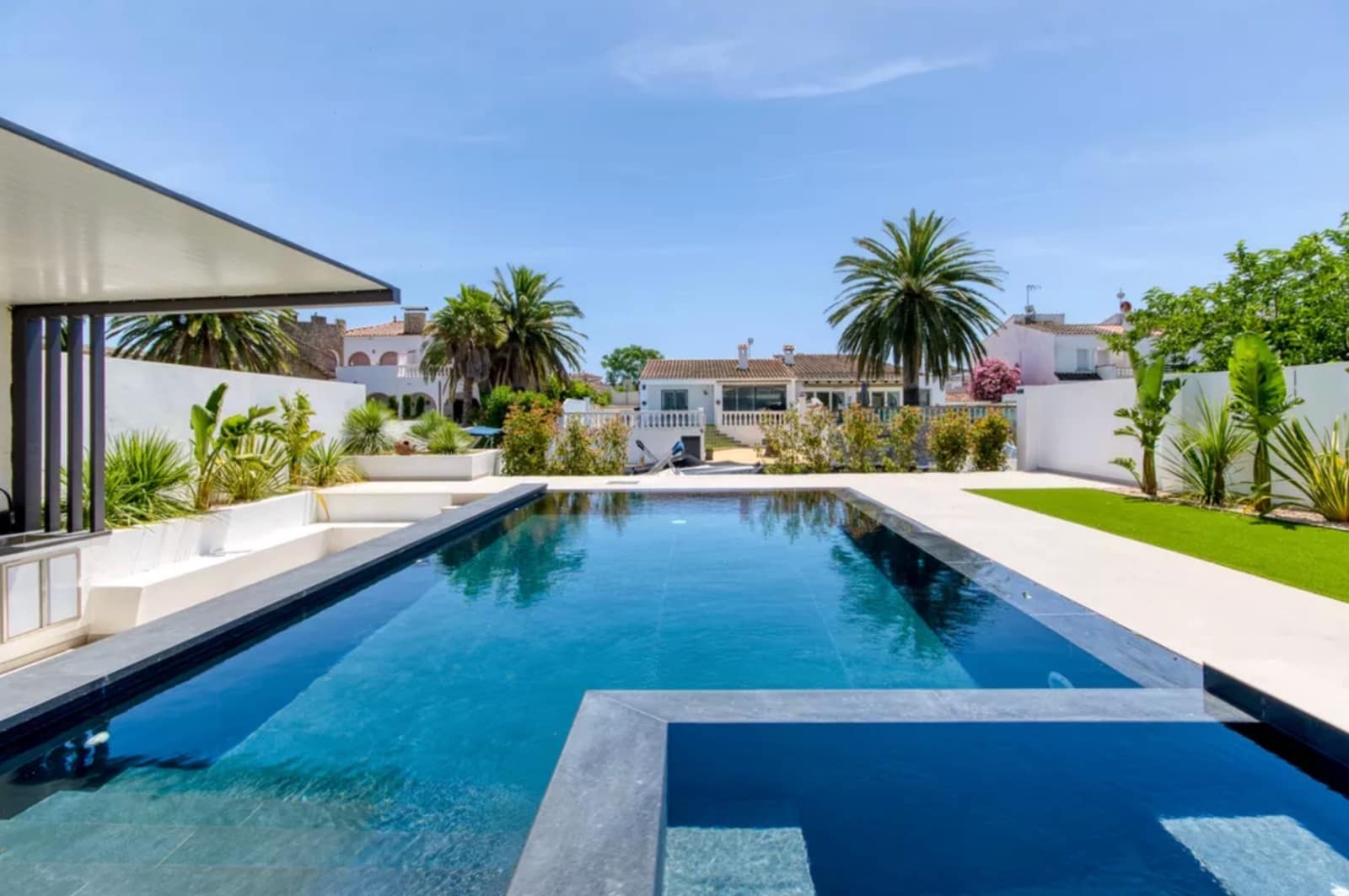 3 soveværelse Villa til salg i Empuriabrava med swimmingpool garage - € 1.199.000 (Ref: 9861722)