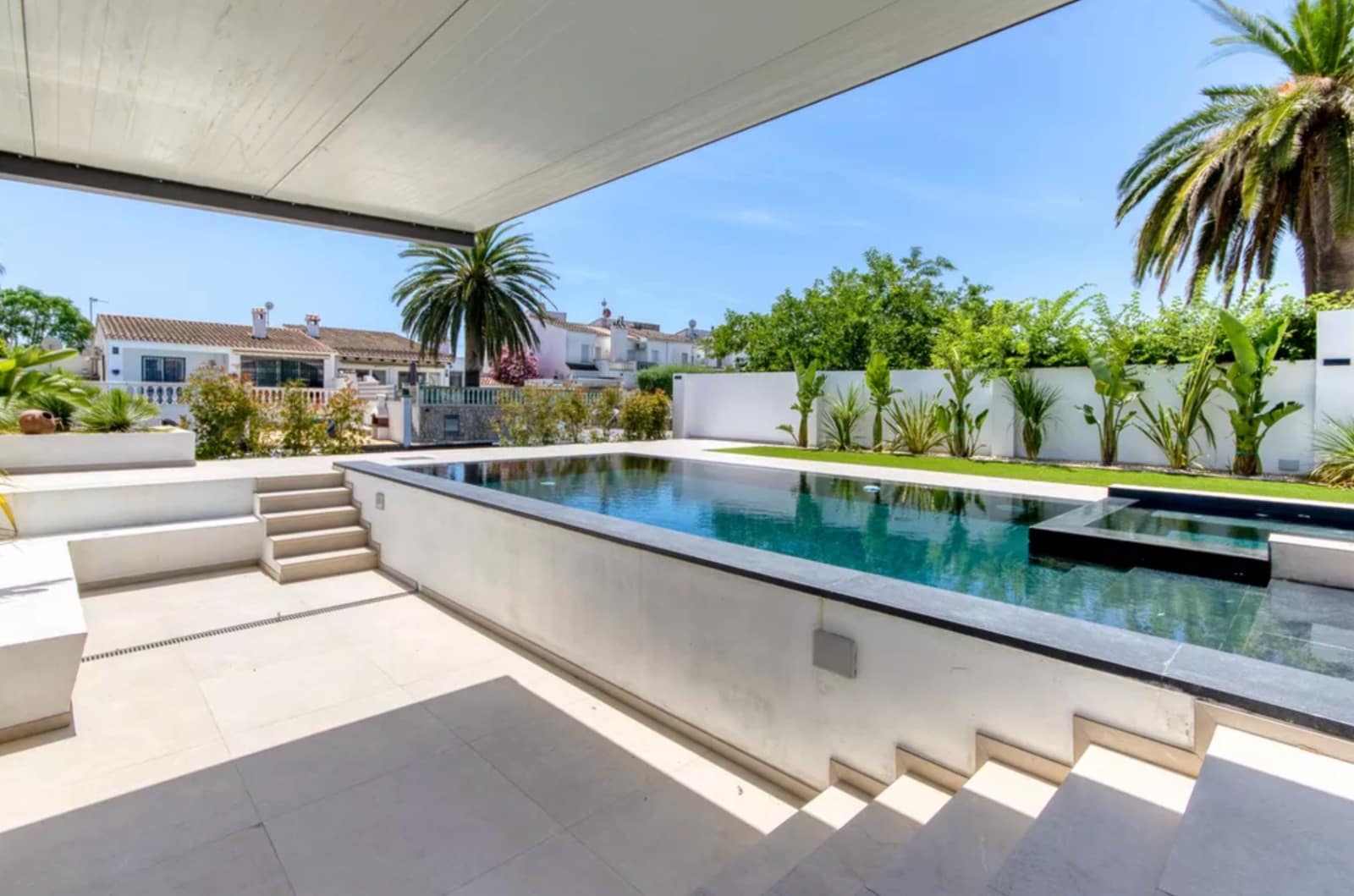 3 soveværelse Villa til salg i Empuriabrava med swimmingpool garage - € 1.199.000 (Ref: 9861722)