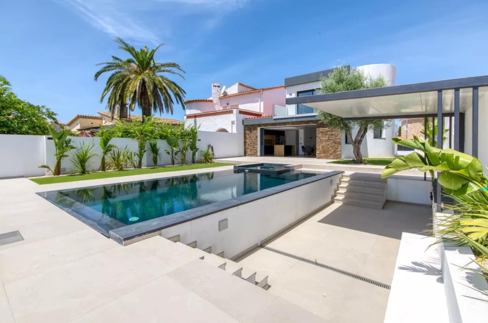 3 soveværelse Villa til salg i Empuriabrava med swimmingpool garage - € 1.199.000 (Ref: 9861722)
