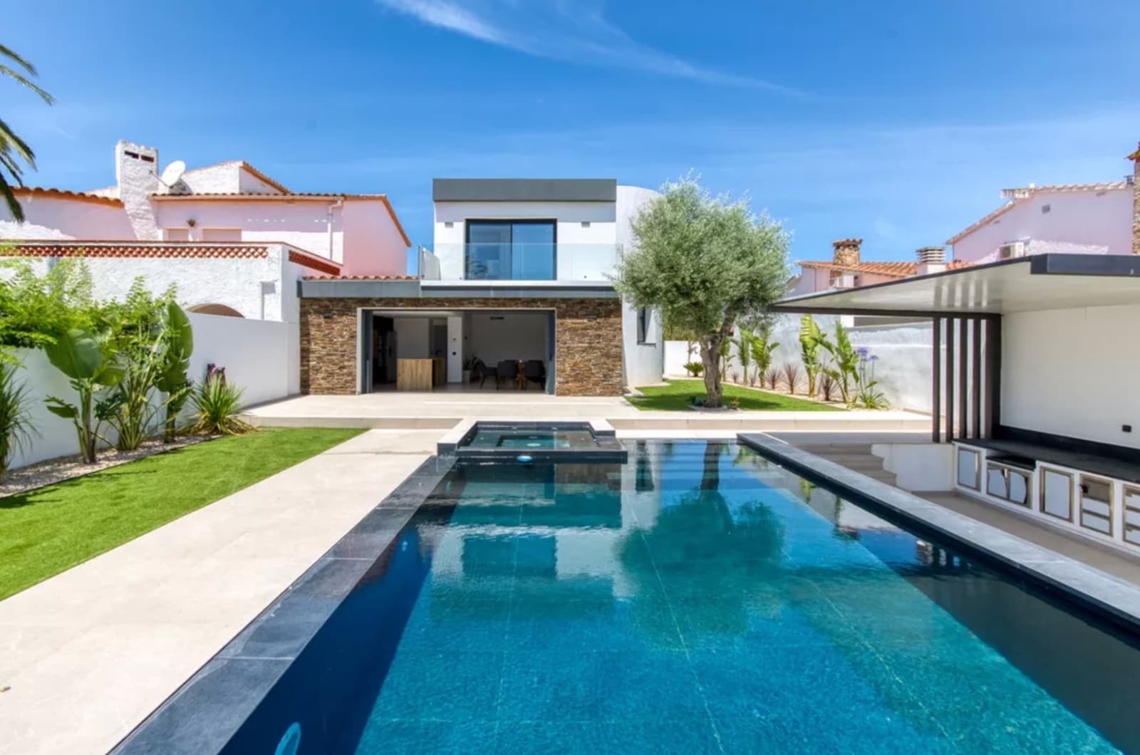 3 soveværelse Villa til salg i Empuriabrava med swimmingpool garage - € 1.199.000 (Ref: 9861722)