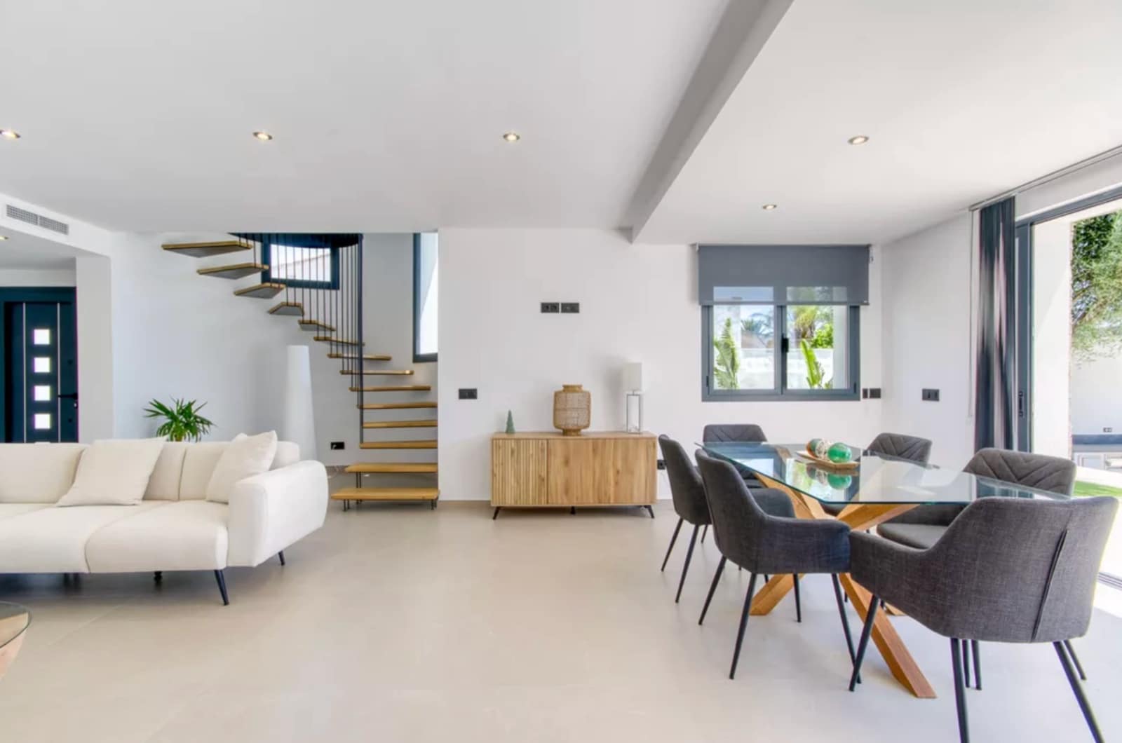 3 soveværelse Villa til salg i Empuriabrava med swimmingpool garage - € 1.199.000 (Ref: 9861722)