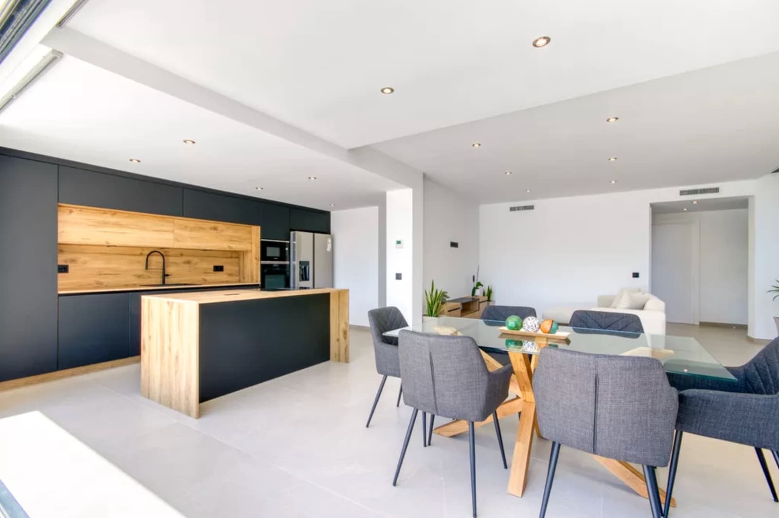 3 soveværelse Villa til salg i Empuriabrava med swimmingpool garage - € 1.199.000 (Ref: 9861722)