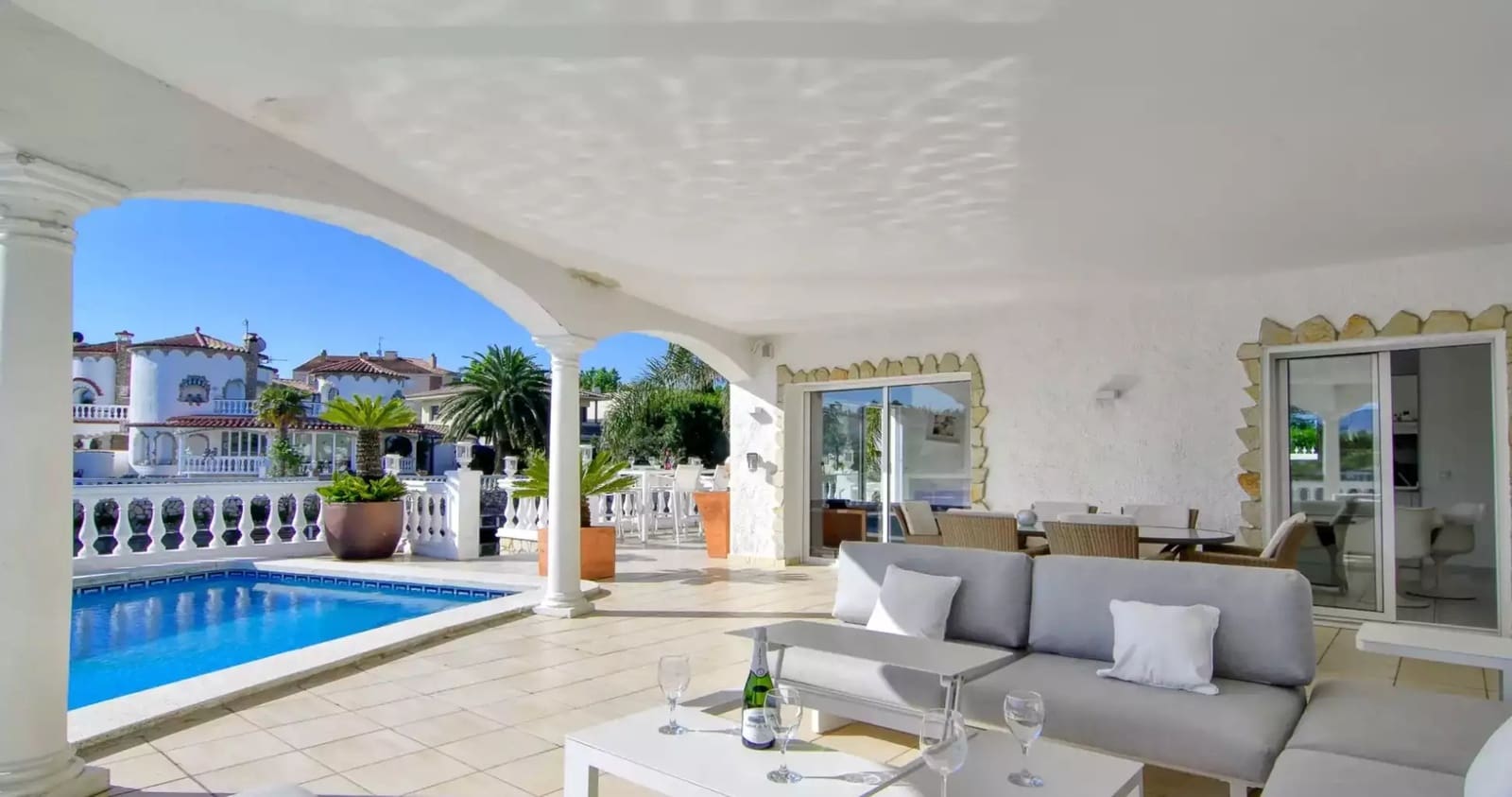 3 sypialnia Apartament na sprzedaż w Empuriabrava z basenem garażem - 1 250 000 € (Ref: 9861723)