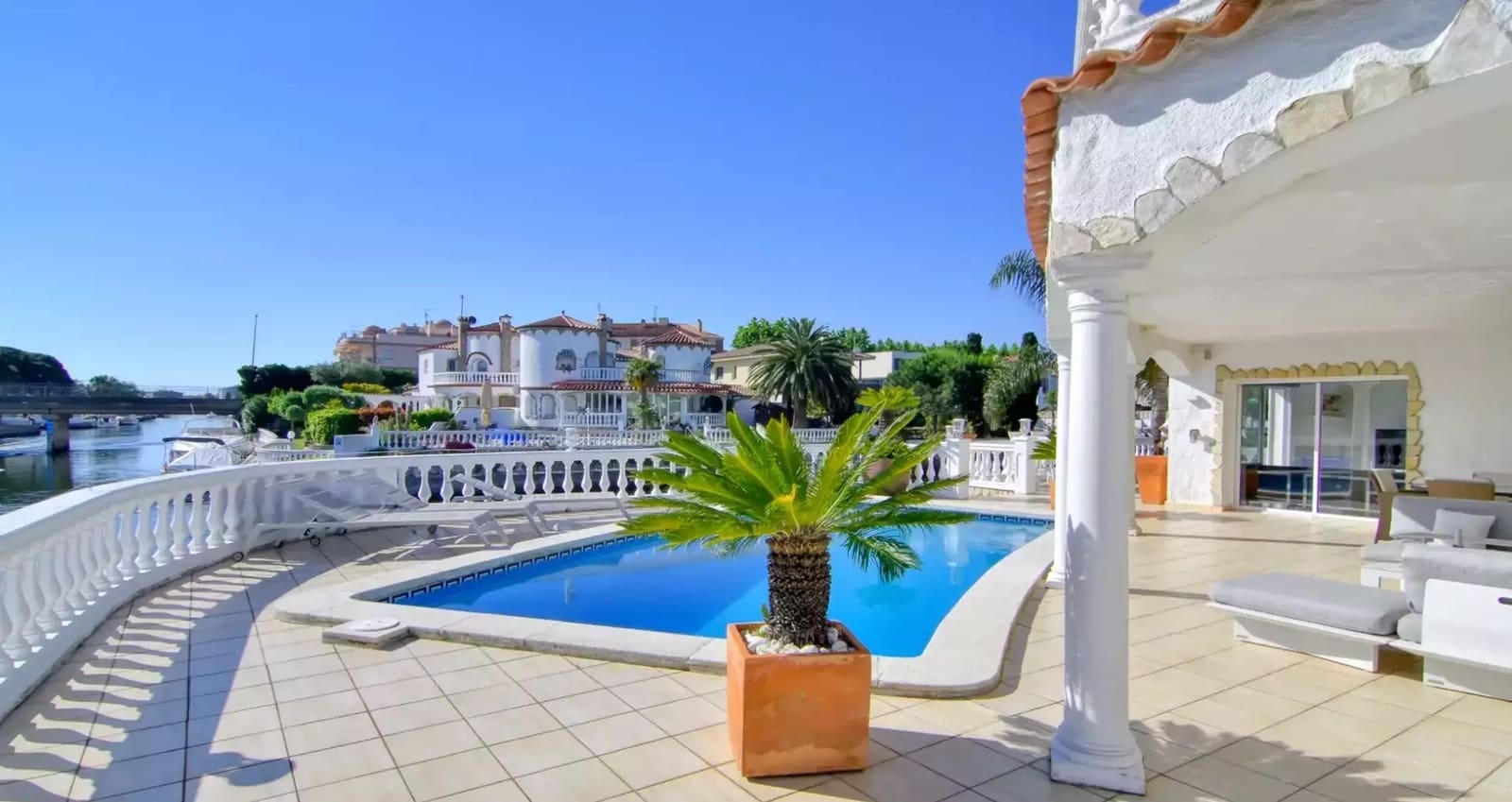 3 sypialnia Apartament na sprzedaż w Empuriabrava z basenem garażem - 1 250 000 € (Ref: 9861723)