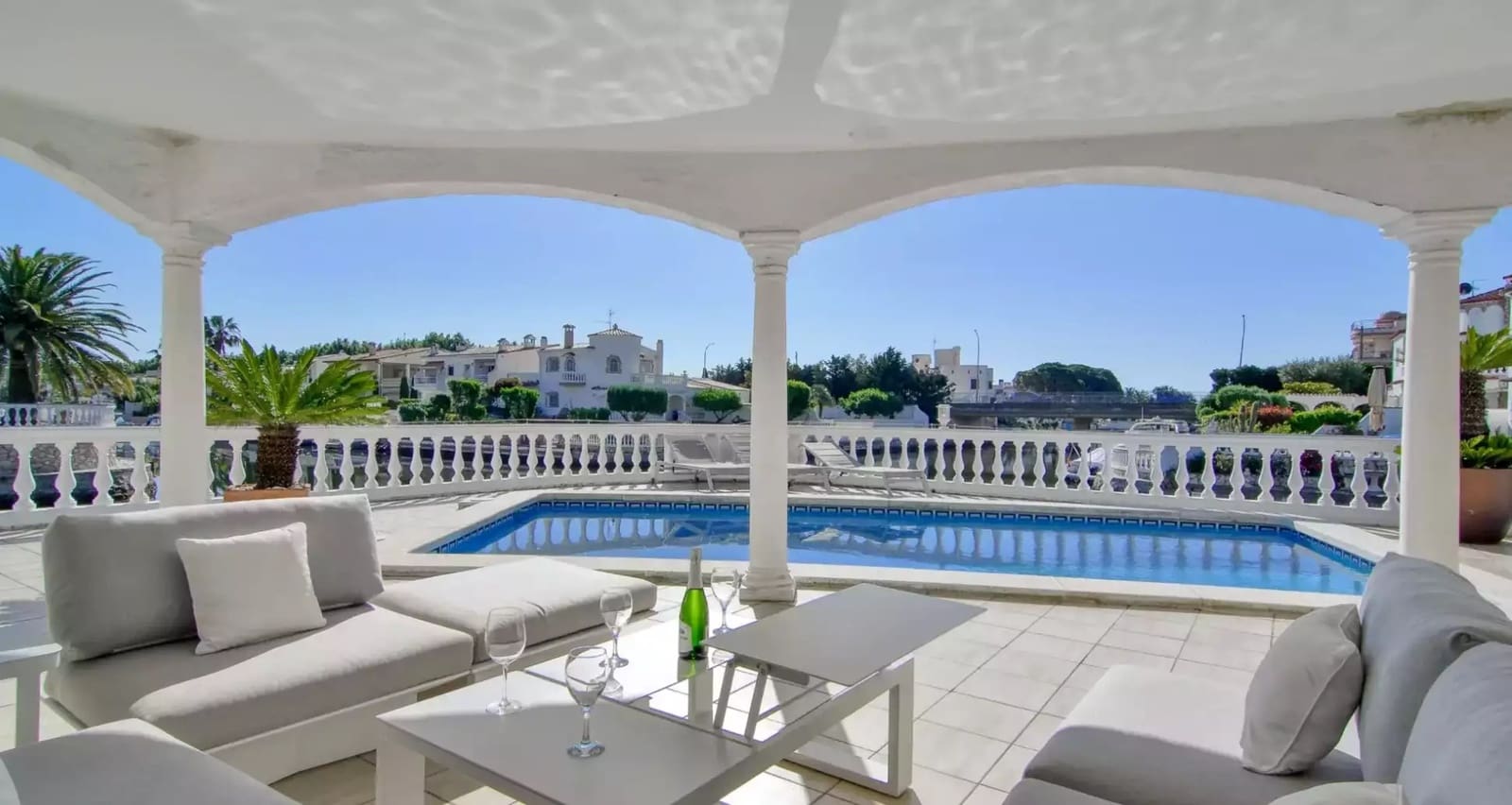 3 sypialnia Apartament na sprzedaż w Empuriabrava z basenem garażem - 1 250 000 € (Ref: 9861723)