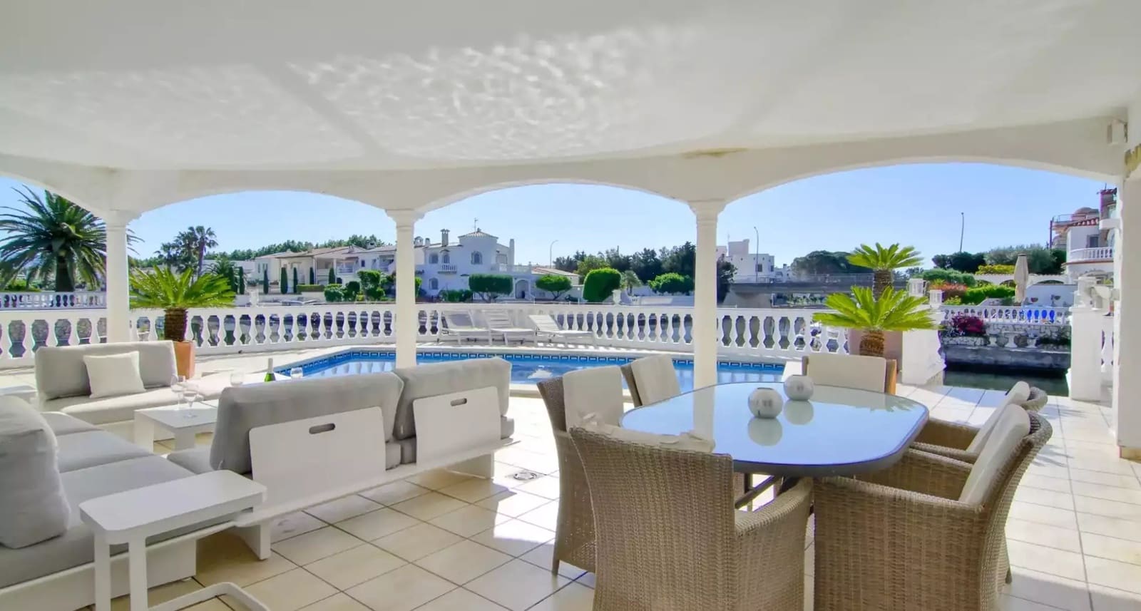 3 sypialnia Apartament na sprzedaż w Empuriabrava z basenem garażem - 1 250 000 € (Ref: 9861723)