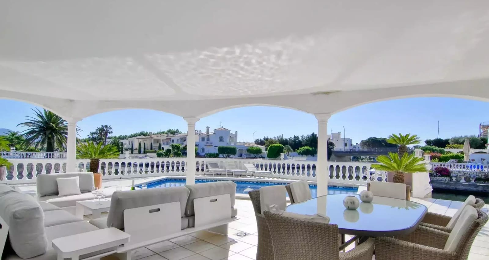 3 sypialnia Apartament na sprzedaż w Empuriabrava z basenem garażem - 1 250 000 € (Ref: 9861723)