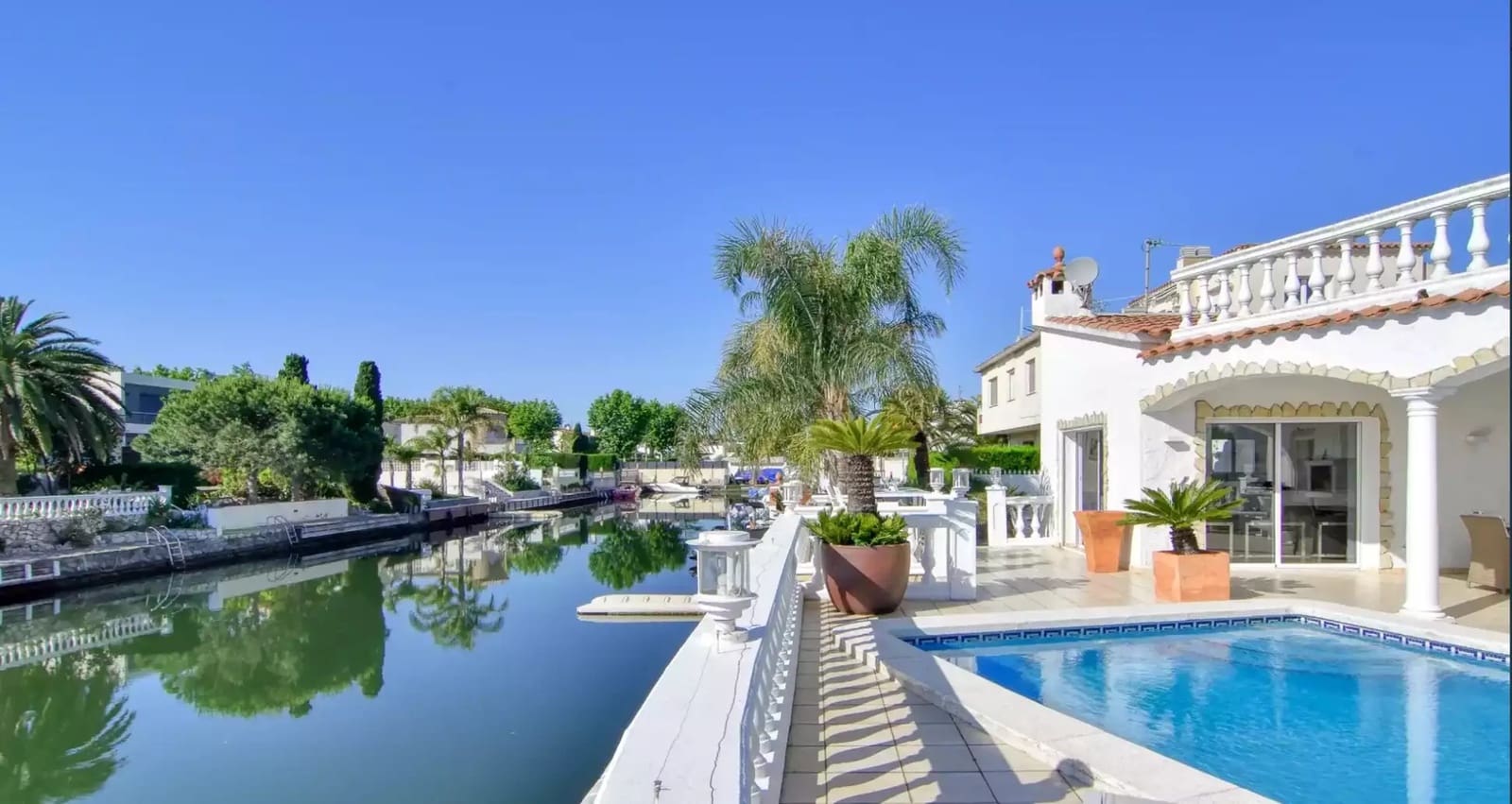 3 sypialnia Apartament na sprzedaż w Empuriabrava z basenem garażem - 1 250 000 € (Ref: 9861723)