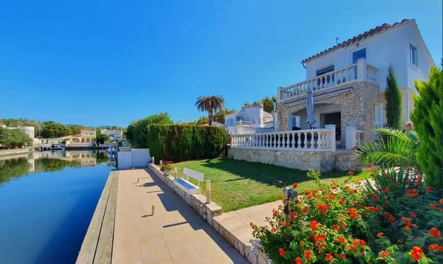 3 soveværelse Villa til salg i Empuriabrava, Castelló d'Empúries med swimmingpool garage - € 925.000 (Ref: 9865019)