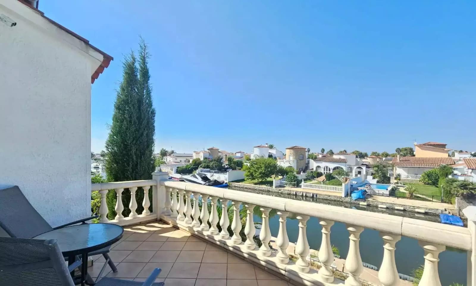 3 soveværelse Villa til salg i Empuriabrava med swimmingpool garage - € 925.000 (Ref: 9865019)