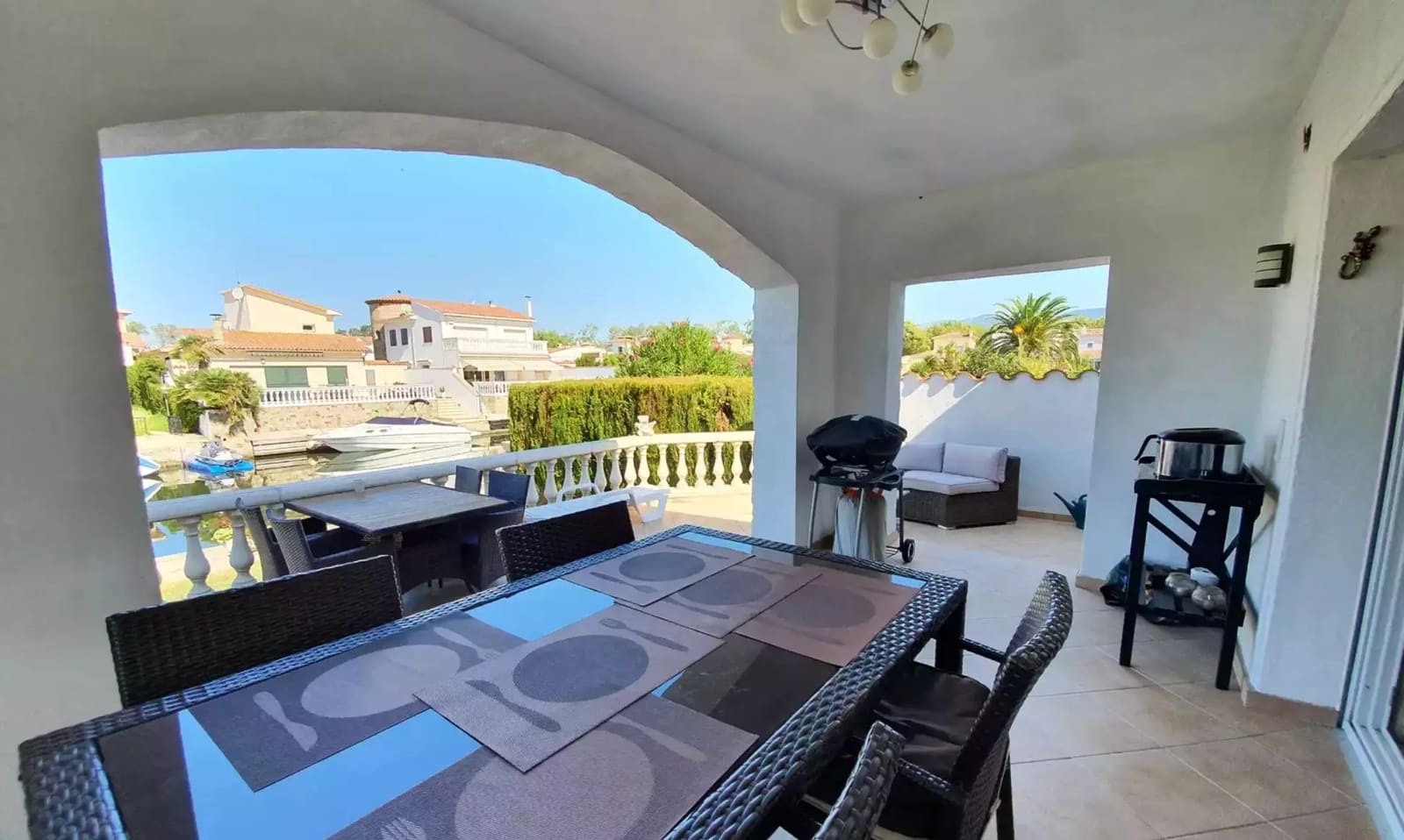 3 soveværelse Villa til salg i Empuriabrava med swimmingpool garage - € 925.000 (Ref: 9865019)