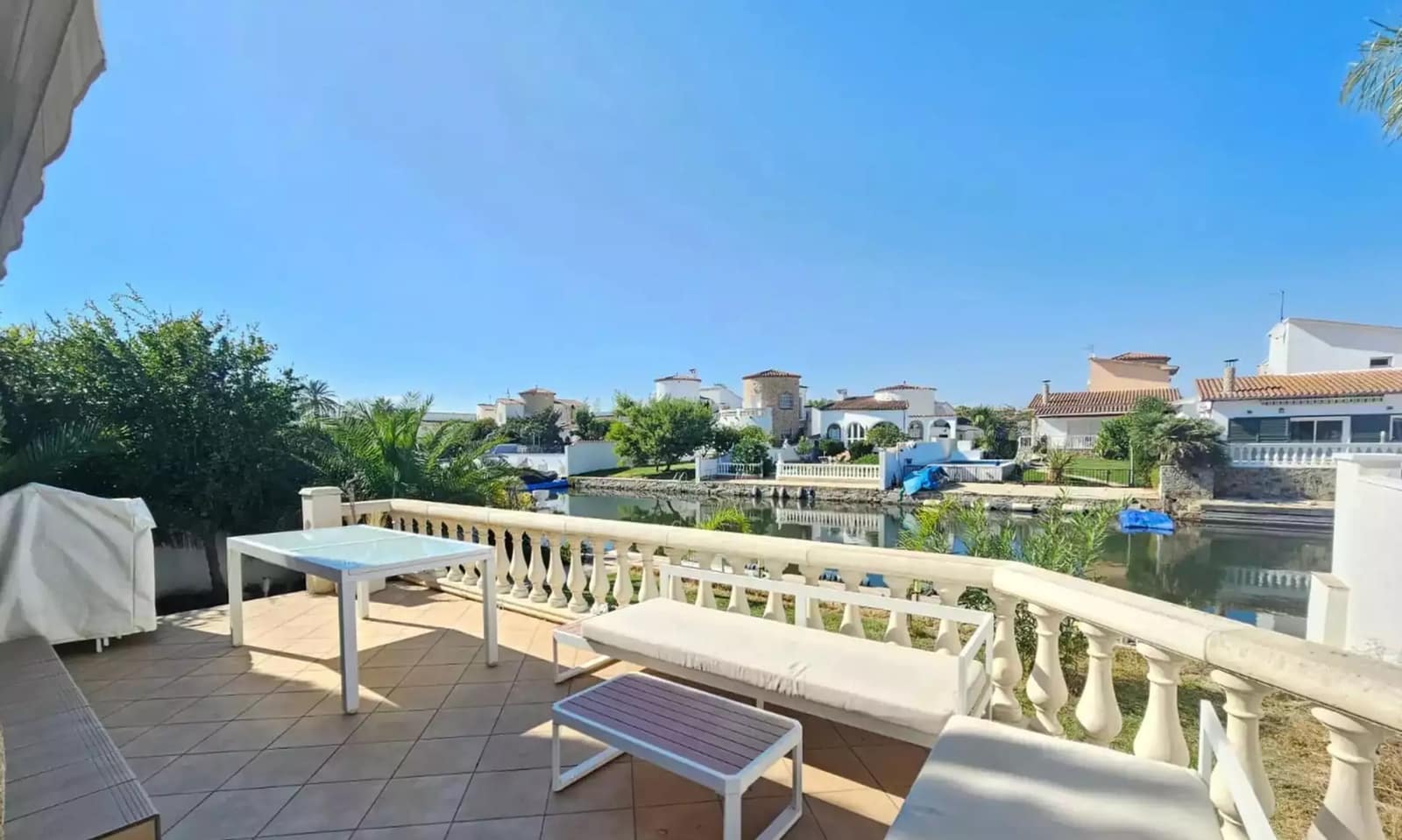 3 soveværelse Villa til salg i Empuriabrava med swimmingpool garage - € 925.000 (Ref: 9865019)