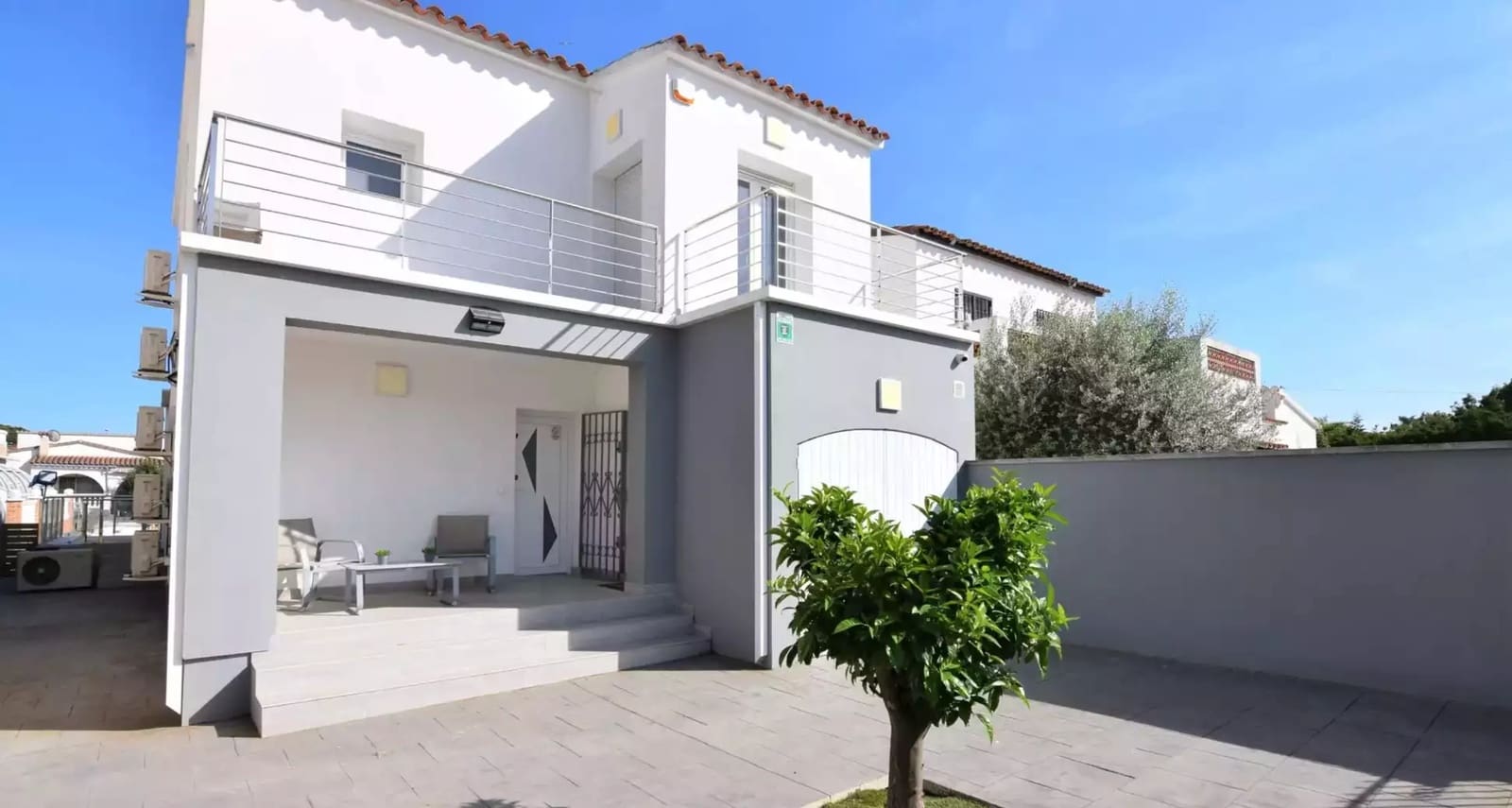 4 bedroom Villa for sale in Empuriabrava with garage - € 925,000 (Ref: 9865020)