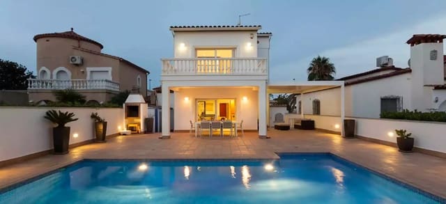 4 makuuhuone Huvila myytävänä paikassa Empuriabrava, Castelló d'Empúries mukana uima-altaan 
autotalli - 1 090 000 € (Ref: 9865021)