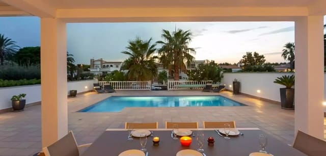 4 makuuhuone Huvila myytävänä paikassa Empuriabrava, Castelló d'Empúries mukana uima-altaan 
autotalli - 1 090 000 € (Ref: 9865021)