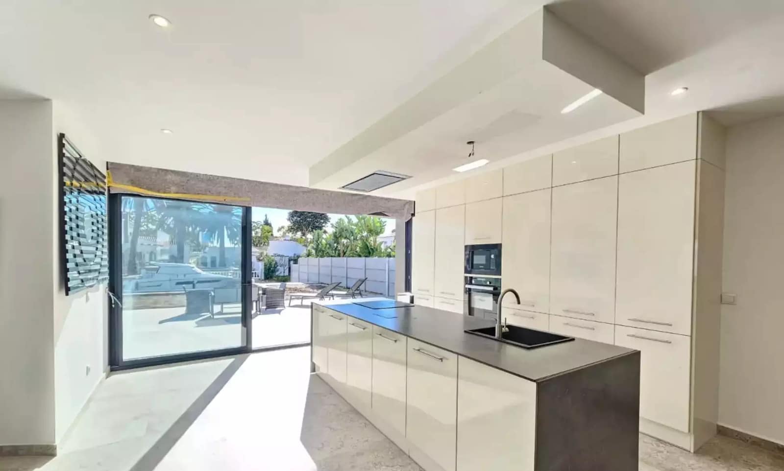 Chalet de 3 habitaciones en Empuriabrava en venta con piscina garaje - 1.090.000 € (Ref: 9865022)