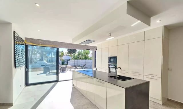 3 makuuhuone Huvila myytävänä paikassa Empuriabrava, Castelló d'Empúries mukana uima-altaan 
autotalli - 1 090 000 € (Ref: 9865022)