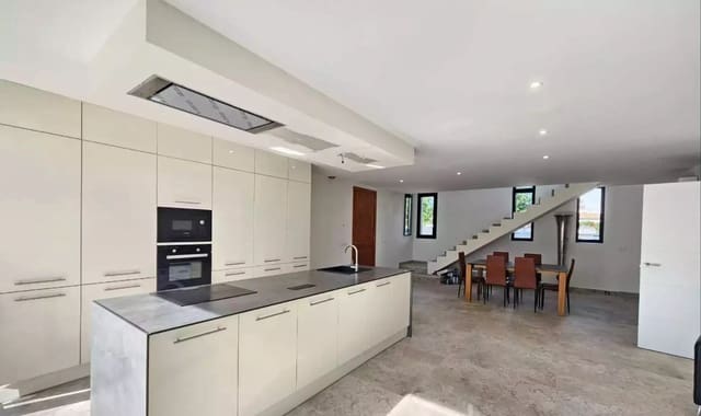 3 makuuhuone Huvila myytävänä paikassa Empuriabrava, Castelló d'Empúries mukana uima-altaan 
autotalli - 1 090 000 € (Ref: 9865022)