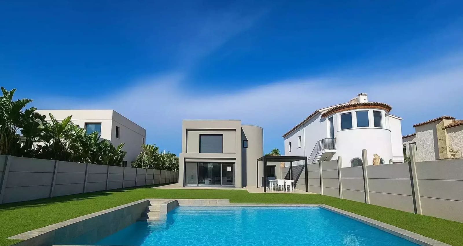 Chalet de 3 habitaciones en Empuriabrava en venta con piscina garaje - 1.090.000 € (Ref: 9865022)