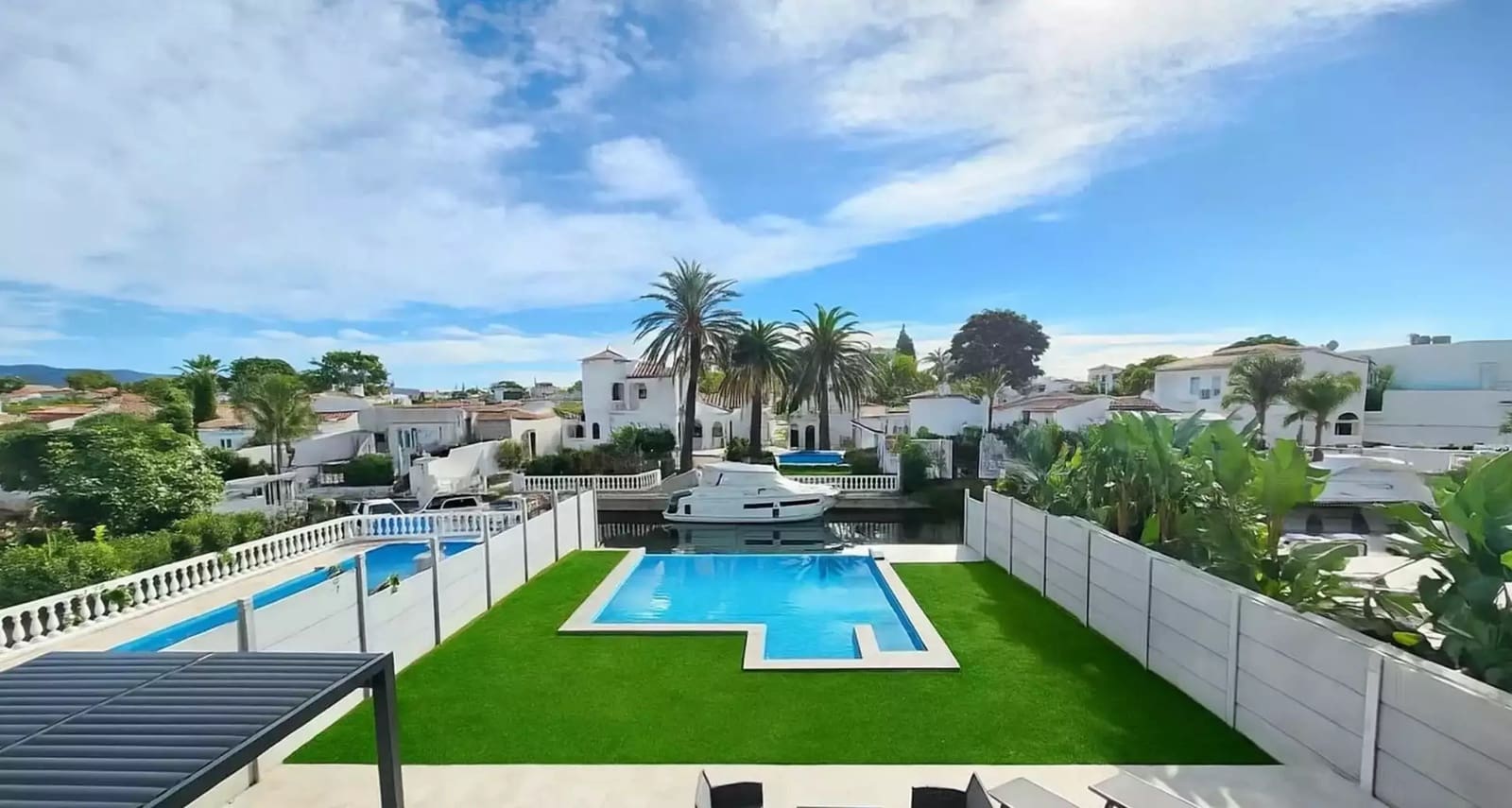 Chalet de 3 habitaciones en Empuriabrava en venta con piscina garaje - 1.090.000 € (Ref: 9865022)