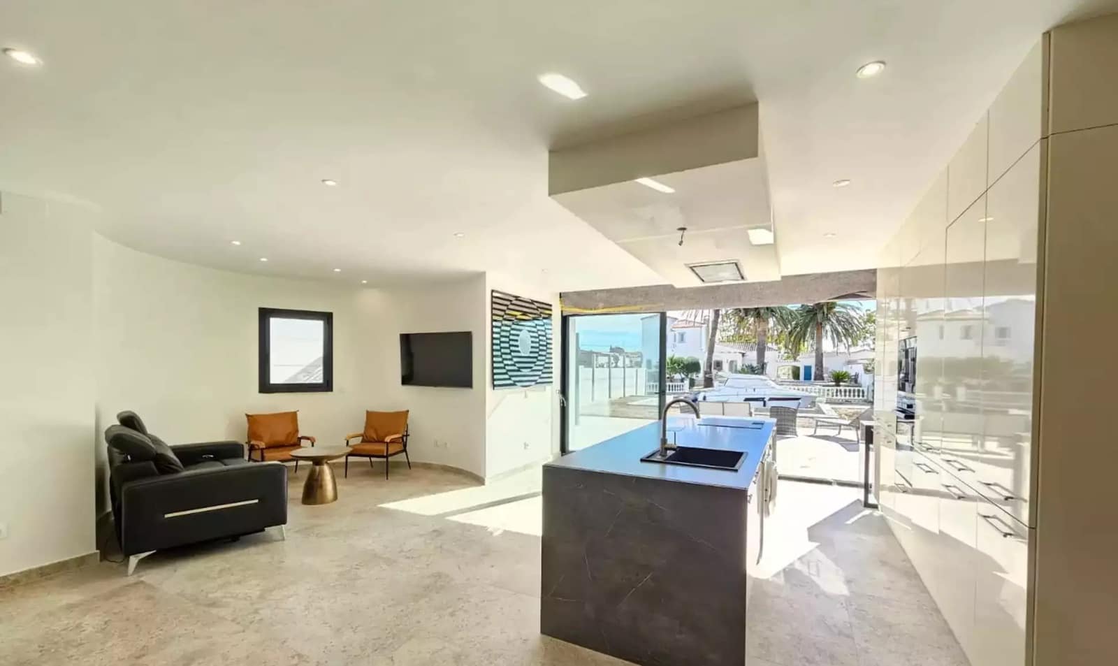 Chalet de 3 habitaciones en Empuriabrava en venta con piscina garaje - 1.090.000 € (Ref: 9865022)