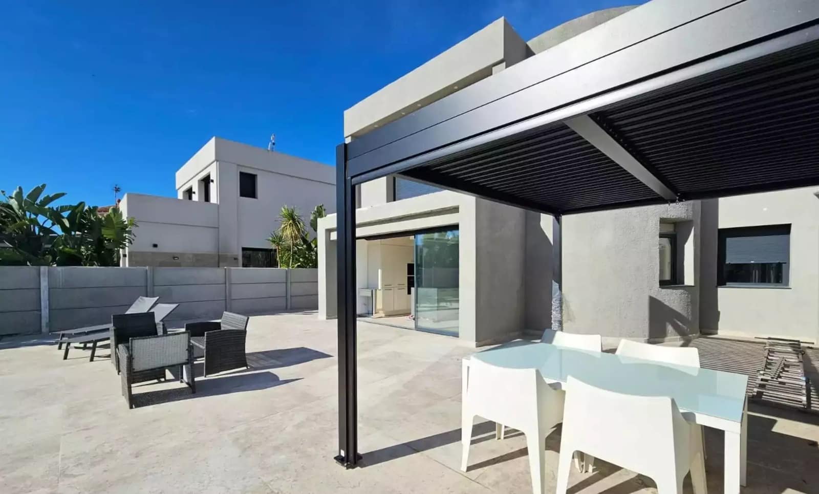 Chalet de 3 habitaciones en Empuriabrava en venta con piscina garaje - 1.090.000 € (Ref: 9865022)