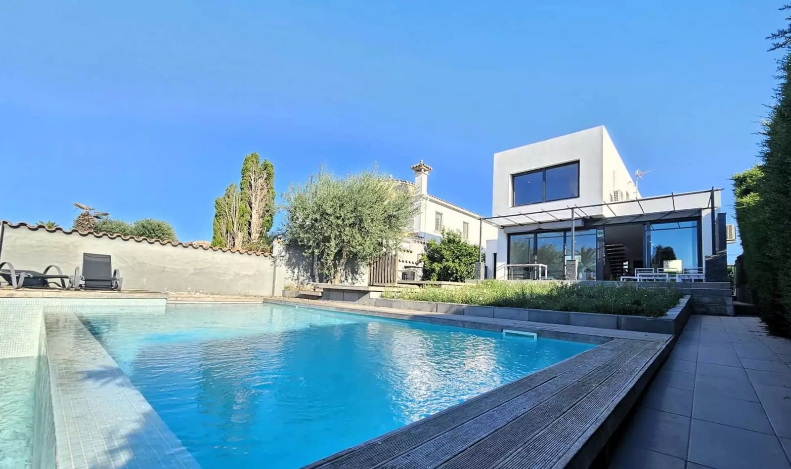 4 bedroom Villa for sale in Empuriabrava with pool garage - € 1,150,000 (Ref: 9865023)