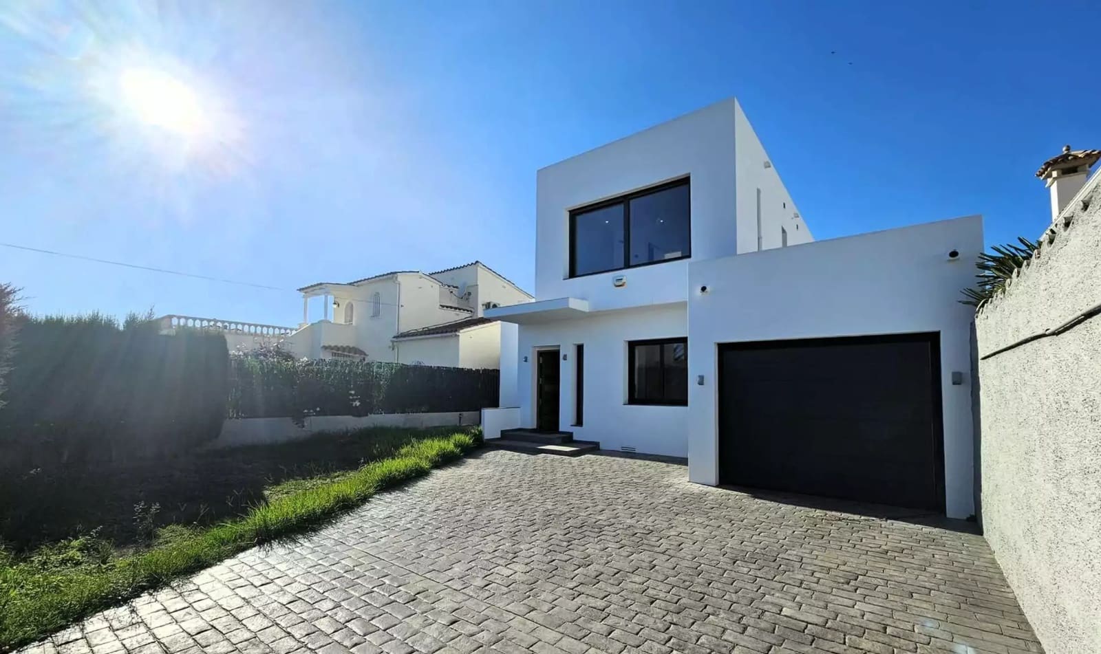 4 bedroom Villa for sale in Empuriabrava with pool garage - € 1,150,000 (Ref: 9865023)