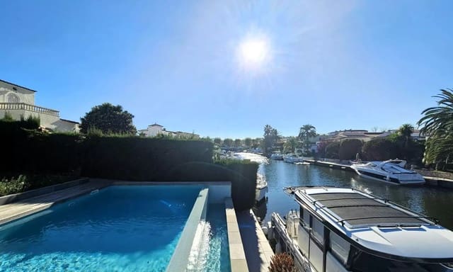 4 soveværelse Villa til salg i Empuriabrava, Castelló d'Empúries med swimmingpool garage - € 1.150.000 (Ref: 9865023)