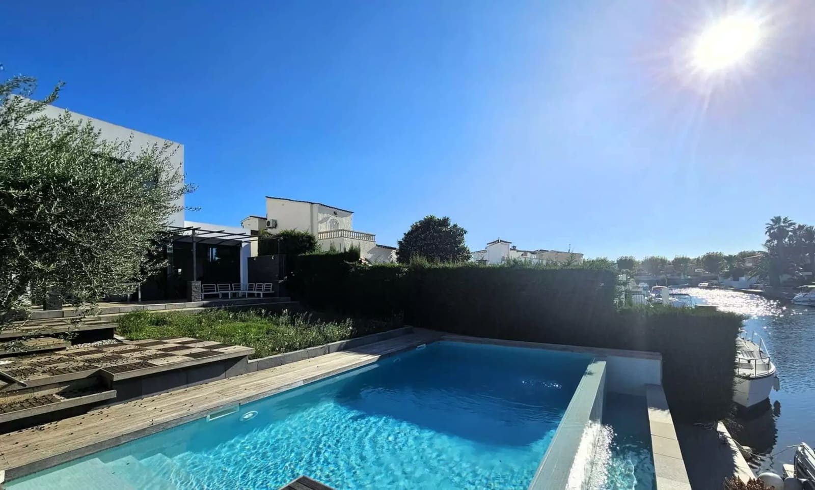 4 bedroom Villa for sale in Empuriabrava with pool garage - € 1,150,000 (Ref: 9865023)