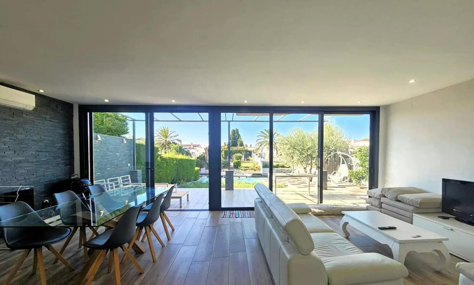 4 bedroom Villa for sale in Empuriabrava with pool garage - € 1,150,000 (Ref: 9865023)