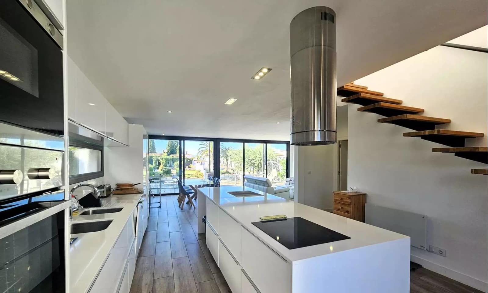 4 bedroom Villa for sale in Empuriabrava with pool garage - € 1,150,000 (Ref: 9865023)
