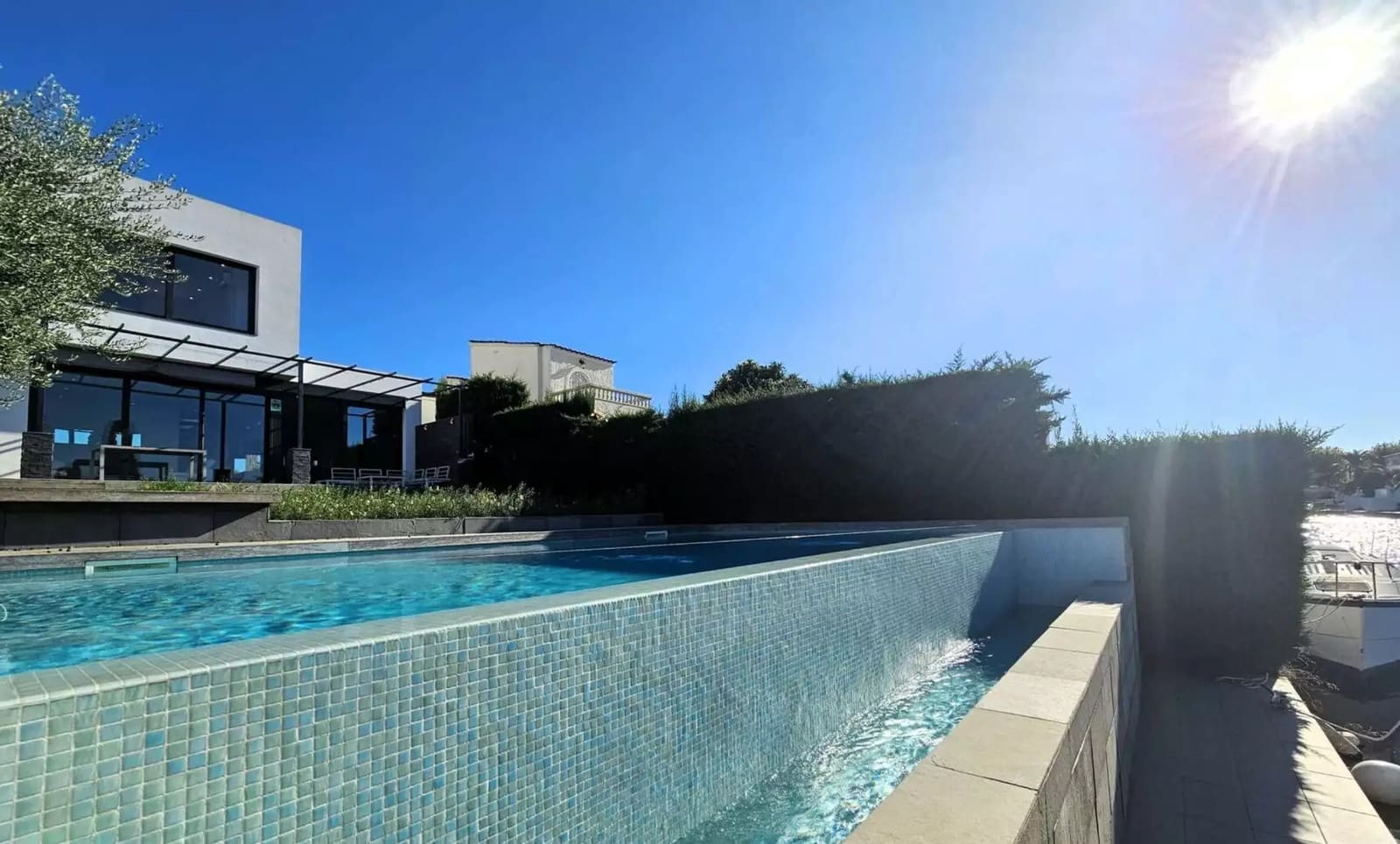4 bedroom Villa for sale in Empuriabrava with pool garage - € 1,150,000 (Ref: 9865023)