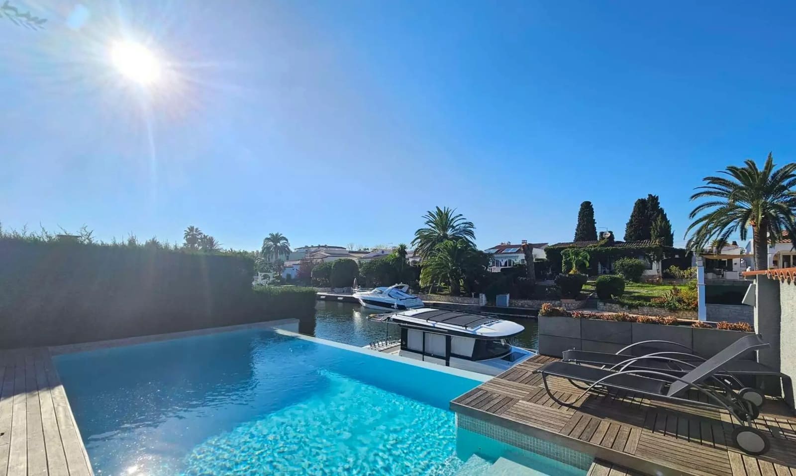 4 bedroom Villa for sale in Empuriabrava with pool garage - € 1,150,000 (Ref: 9865023)