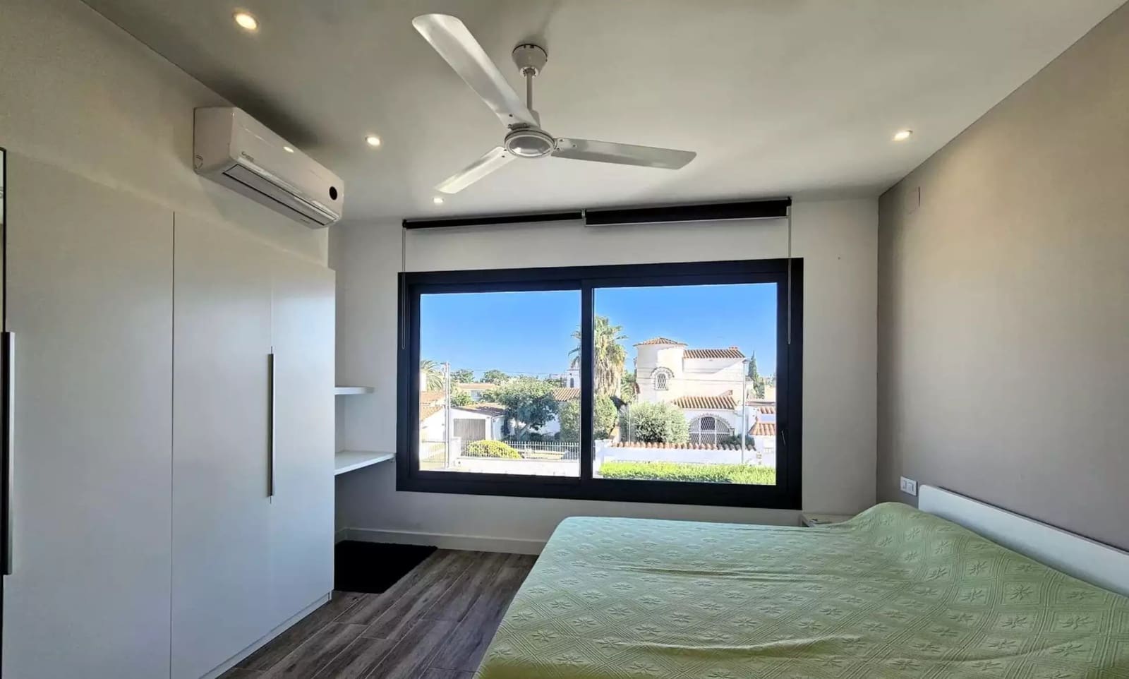 4 bedroom Villa for sale in Empuriabrava with pool garage - € 1,150,000 (Ref: 9865023)