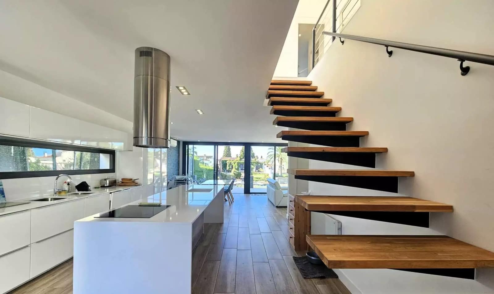 4 bedroom Villa for sale in Empuriabrava with pool garage - € 1,150,000 (Ref: 9865023)