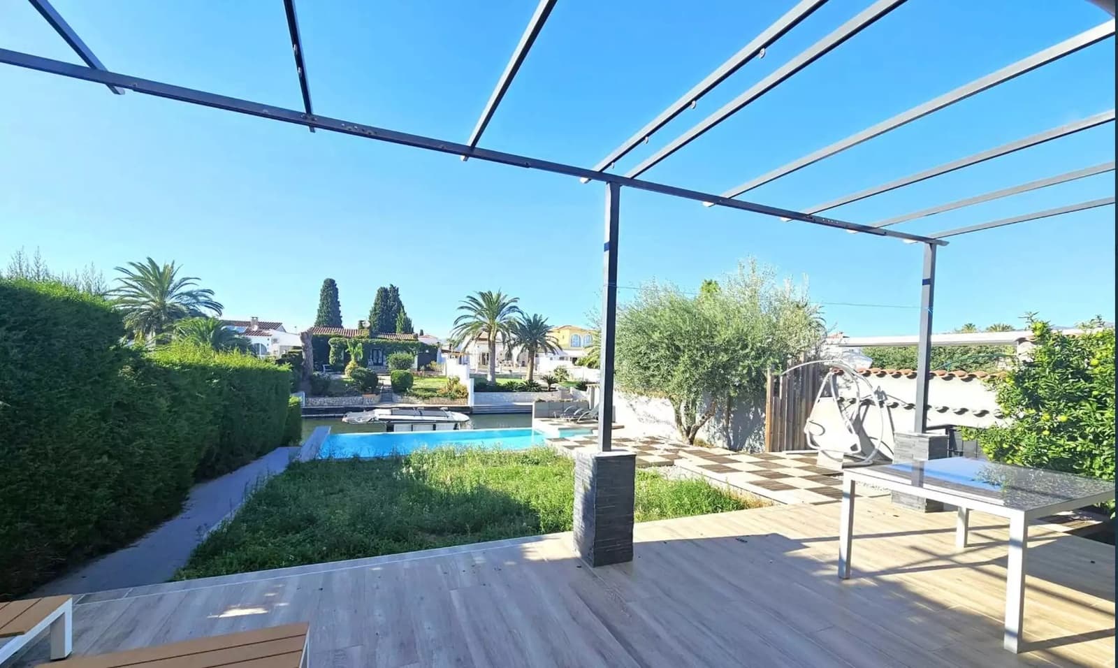 4 bedroom Villa for sale in Empuriabrava with pool garage - € 1,150,000 (Ref: 9865023)