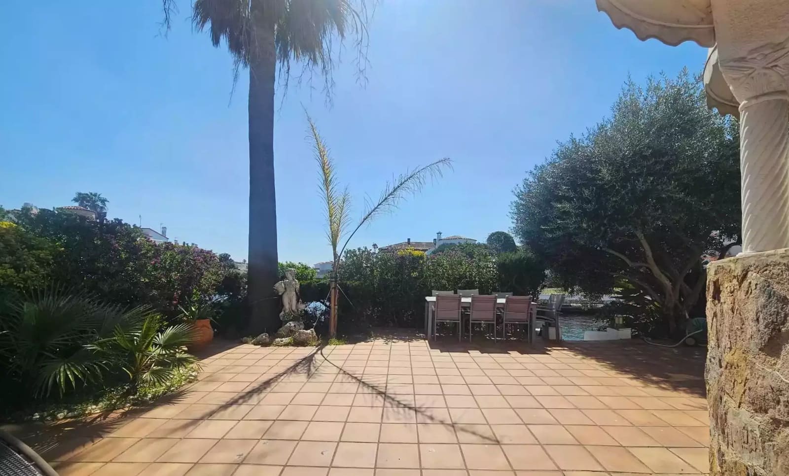 6 bedroom Townhouse for sale in Empuriabrava with garage - € 795,000 (Ref: 9866817)