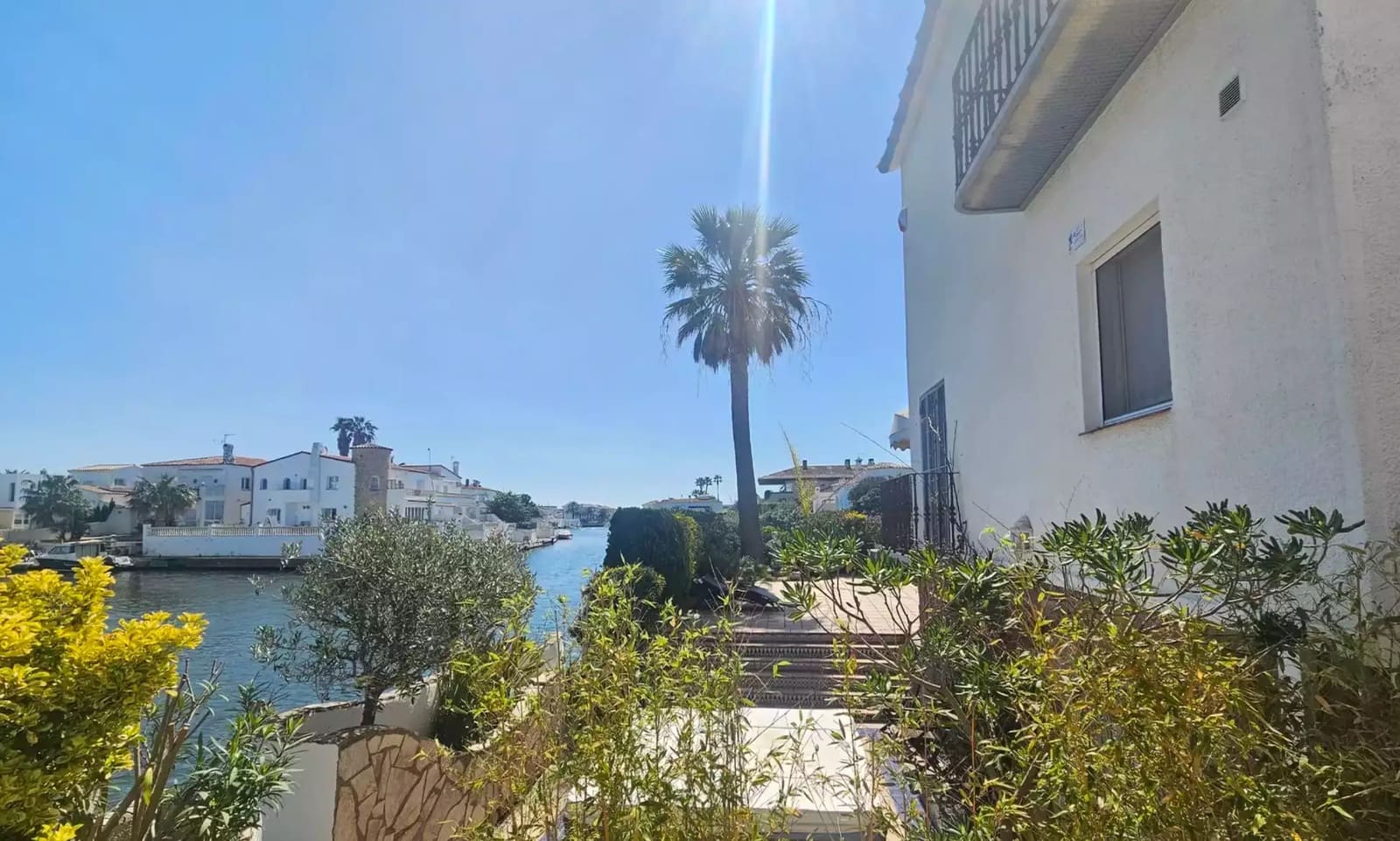 6 bedroom Townhouse for sale in Empuriabrava with garage - € 795,000 (Ref: 9866817)
