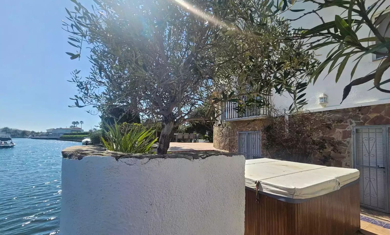 6 bedroom Townhouse for sale in Empuriabrava with garage - € 795,000 (Ref: 9866817)